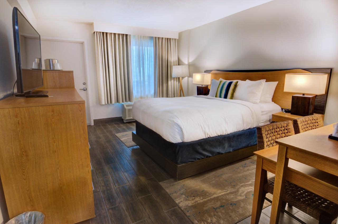 Queen Room with Balcony - Partial Ocean View/Disability Accessible